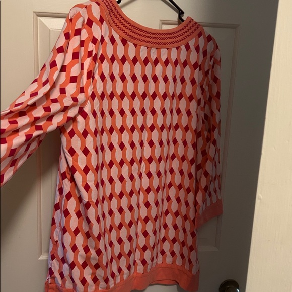Geometric Patterned Tunic Top - Picture 3 of 4